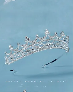 Détail de la tiare en strass argentés avec un design ajouré et des cristaux brillants