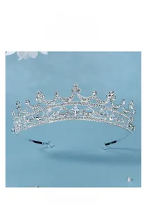 Vue détaillée de la couronne de mariée argentée avec courbes en alliage et strass étincelants