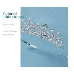Vue détaillée de la couronne de mariée argentée avec cristaux sur texture bleu clair