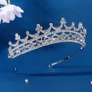 Élégant diadème de mariée argenté avec strass et cristaux étincelants sur fond bleu foncé