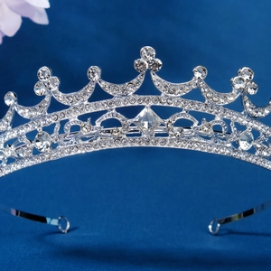 Tiare de mariée argentée avec strass scintillants et fleurs en cristal pour mariage