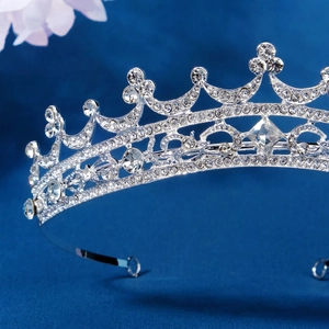 Couronne de mariée élégante en argent avec strass brillants sur fond bleu foncé