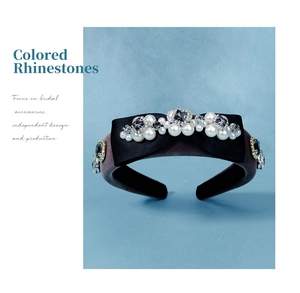 Detalle de diadema de terciopelo con lazo de satén negro, diamantes de imitación y perlas