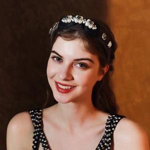 Diadema ancha de terciopelo gris con perlas, pedrería y lazo negro para peinado vintage