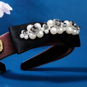 Elegante diadema de terciopelo con lazo de satén, perlas y cristales finos