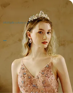 Détail d'une couronne baroque de princesse avec cristaux roses et boucles d'oreilles