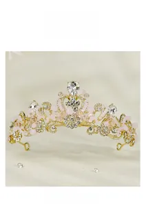 Gros plan détaillé de la couronne de princesse baroque dorée aux cristaux roses