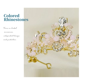 Détails de la couronne en alliage doré avec perles roses et strass étincelants