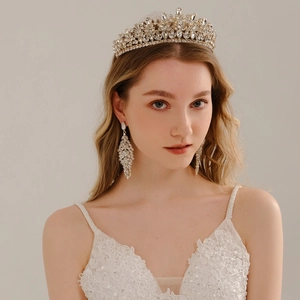 Dettaglio della lussuosa tiara da sposa e degli orecchini a nappina abbinati