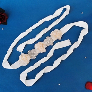 Ceinture de maternité fleurie avec strass et fleurs en tissu beige pour photos de mariage