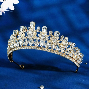 Dettaglio di una lussuosa corona da sposa in oro con cristalli su velluto blu scuro