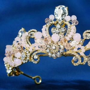 Couronne baroque princesse en alliage doré avec cristaux roses et pierres précieuses