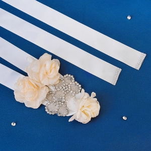 Ceinture de maternité élégante avec fleurs en strass champagne sur ruban blanc