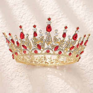 Détails de la couronne de mariage dorée avec grands strass rouges et petits cristaux