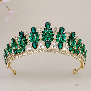 Lussuosa corona da sposa dorata con cristalli verde smeraldo e pietre di zircone