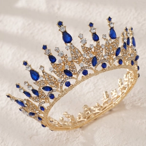 Vue détaillée d'une couronne dorée vintage ornée de pierres bleues et de strass blancs
