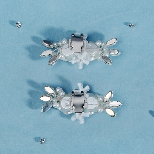 Clip per scarpe fatte a mano con perle, strass e camelie e chiusura in metallo argento