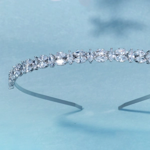 Serre-tête élégant en argent avec cristaux de zircone brillants sur fond bleu clair