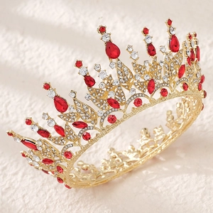 Couronne dorée vintage avec strass rouges pour mariages vue sous un angle de 45 degrés