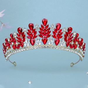 Dettaglio corona da sposa di lusso con strass rosso rubino e finiture in cristallo