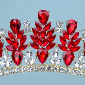 Dettaglio macro della corona da sposa barocca con strass rossi e lega dorata di lusso
