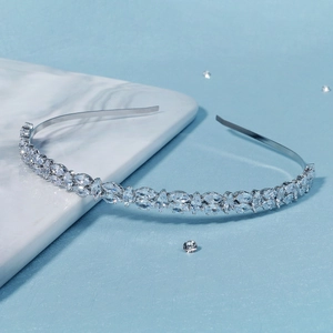 Serre-tête fin en argent avec cristaux de zircon taille marquise sur fond bleu clair