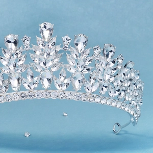 Dettaglio macro della tiara nuziale d'argento con intricati motivi di foglie di cristallo