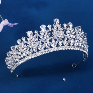 Lussuosa tiara da sposa barocca con strass argentati e cristalli su sfondo blu scuro