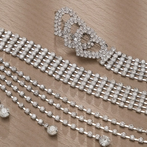Dettaglio ravvicinato della collana a cuore in argento a strati con strass brillanti