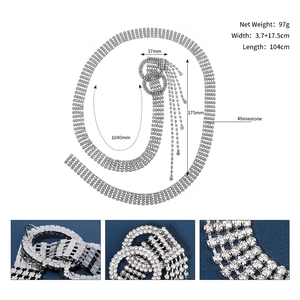Dettaglio catena in argento con strass e frange con dimensioni di 104cm di lunghezza
