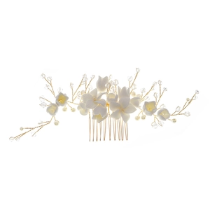 Handgemaakte bruidshaarkam met goudkleurige draad, witte bloemen en kristallen