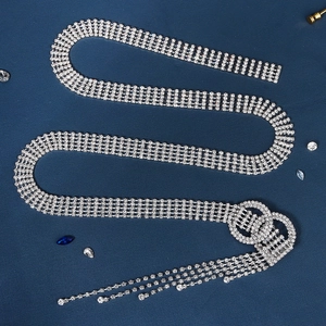 Dettaglio della catena in vita con strass argentati e nappe con frange multifila