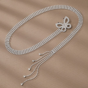 Catena da vita in strass argento con fibbia a farfalla e dettagli in nappa scintillante
