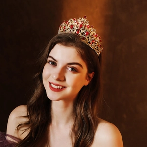 Tiara de mariée luxueux avec pierres rouges et cristaux porté par un mannequin