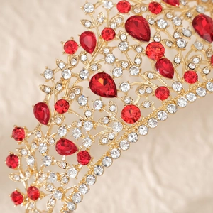 Détails de la couronne de mariée avec strass rouges en forme de poire sur monture dorée