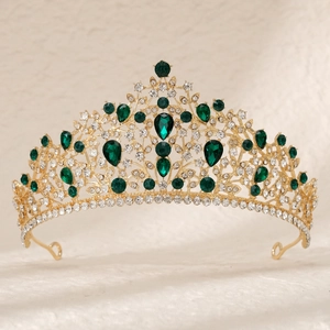 Détail d'une couronne de mariée dorée ornée de cristaux verts et de strass brillants