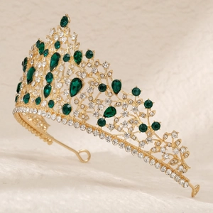 Détail avec cristaux vert émeraude et petits strass blancs sur diadème de mariée doré