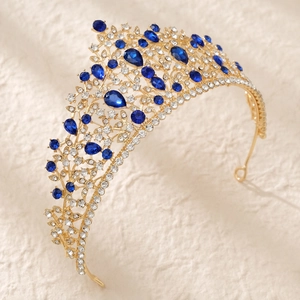Vue détaillée du diadème de mariée doré orné de pierres bleues et de strass brillants