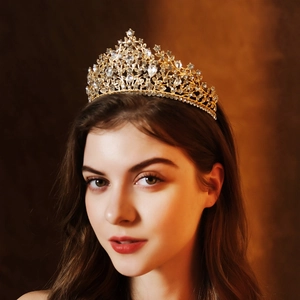 Détail d'une couronne de mariée luxueuse avec strass brillants sur cadre en alliage doré