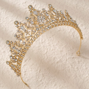 Vue détaillée du diadème de mariée doré avec strass floraux et boucles de fixation