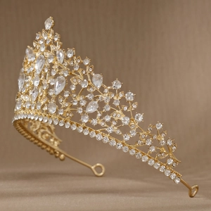 Couronne de mariée élégante en or avec textures de feuilles et cristaux en goutte