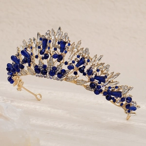 Détail de la couronne de mariée dorée avec strass bleus sur surface en pierre