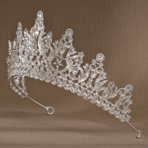 Vue détaillée de la couronne de mariée avec volutes en alliage d'argent et cristaux brillants