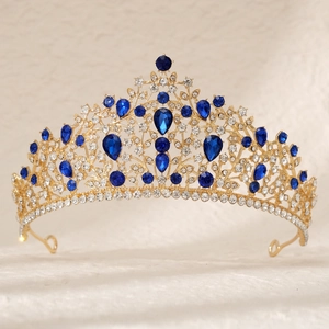 Couronne de mariée de luxe dorée avec pierres bleues et strass sur fond en tissu beige