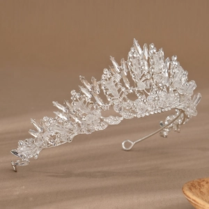 Vue détaillée du diadème de mariée argenté avec cristaux et strass asymétriques