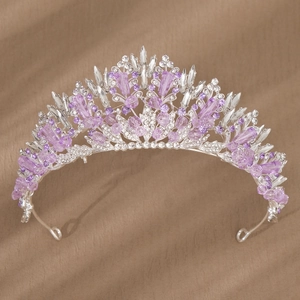 Détail macro d'une couronne de mariée de luxe avec cristaux violets sur alliage argent