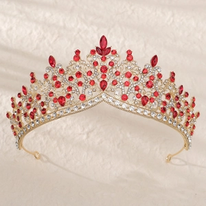 Détails de la couronne de mariée avec cristaux rouges et filigrane doré élégant