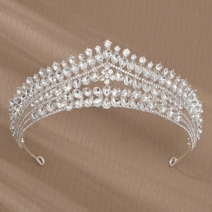 Detailansicht der silbernen Brautkrone mit symmetrischen Reihen aus Birnen- und Rund-Strass