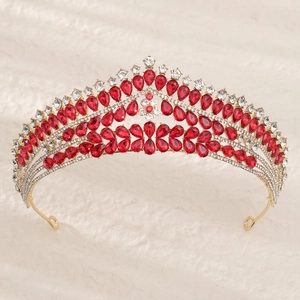 Détail du diadème de mariée avec strass rouges en poire et base en alliage doré luxueux