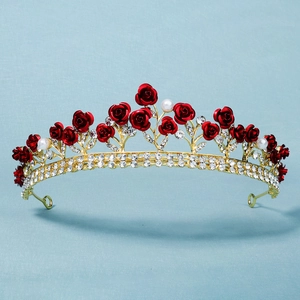 Detaillierte Makroansicht der Brautkrone mit roten Rosen, goldenen Ranken und Perlen